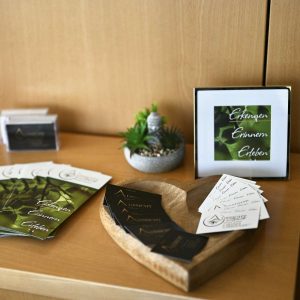 Präsentation von Aussicht im Wandel mit Abbeys Abschiedsalbum, Flyern, Visitenkarten und Informationsmaterial.